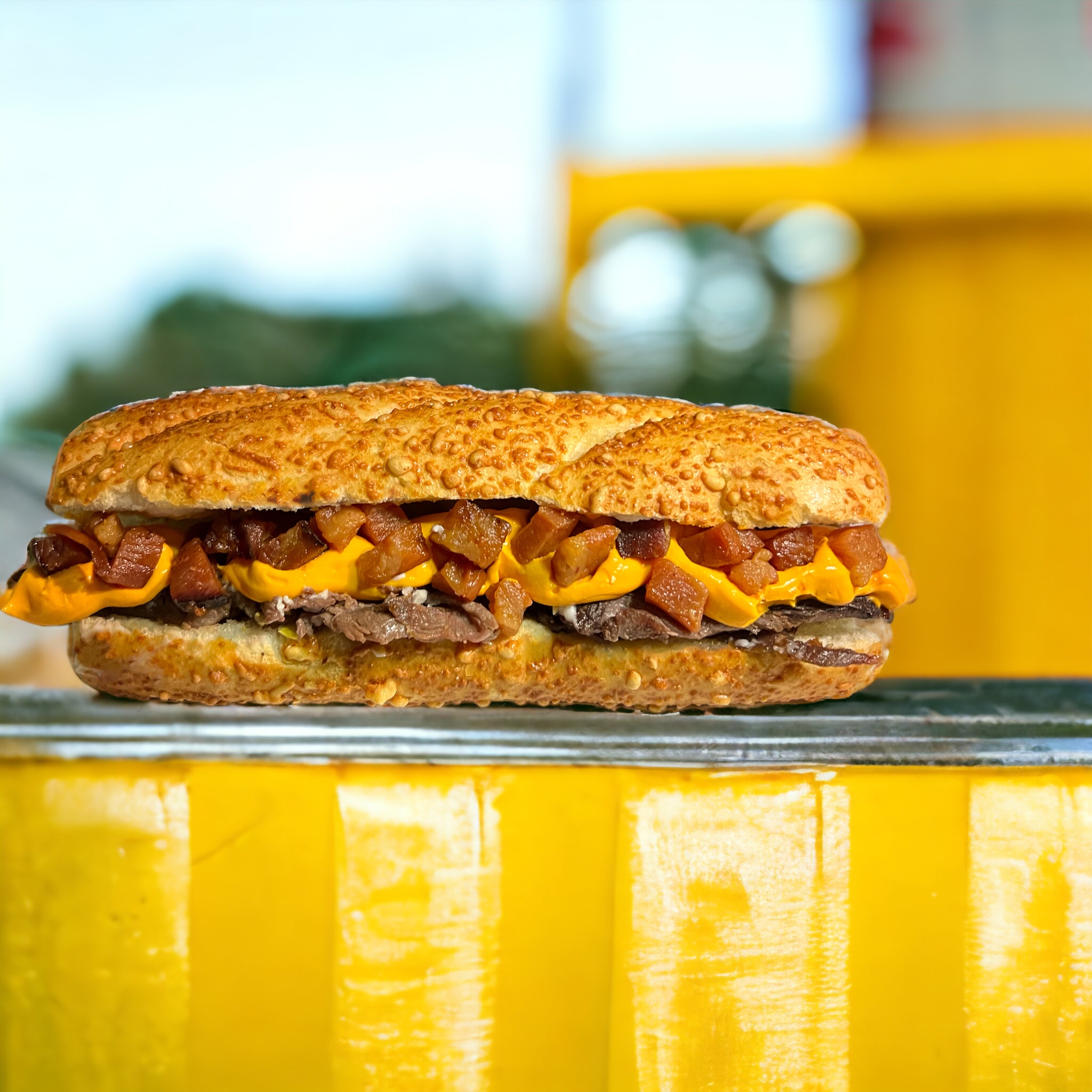 Sanduíche Cheddar e Bacon com cheddar derretido